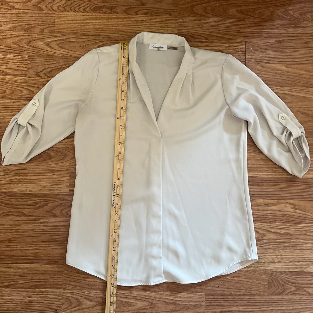Ivory V-Neck Stretch Work Blouse M | Roll Tab Sleeve Office Top Calvin Klein - Picture 3 of 8